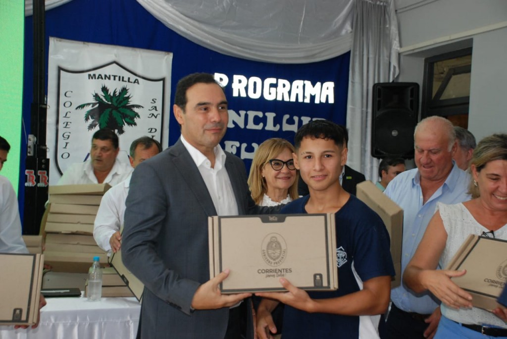 Se entregaron computadoras del Programa Incluir Futuro a alumnos del Colegio San Diego de Mantilla.