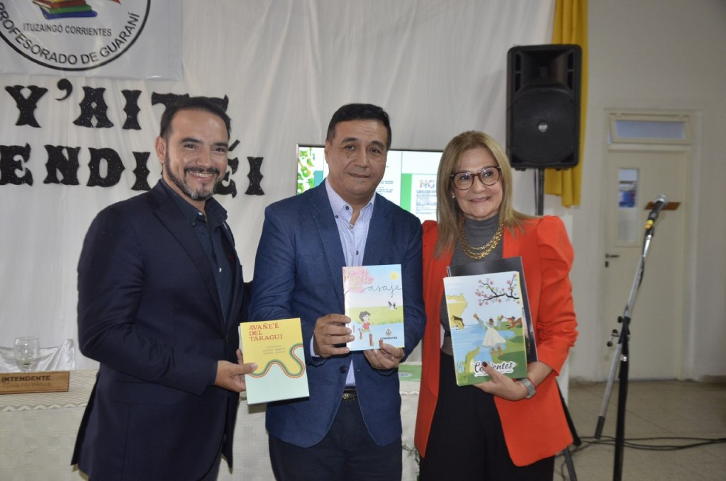 Se entregaron material bibliográfico realizado por el Ministerio de Educación y computadoras al ISFD de Ituzaingó.